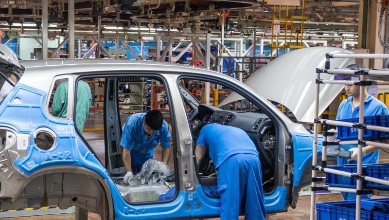 Mitarbeiter montieren im Werk der Volkswagen AG in Anting bei Shanghai einen VW Tiguan. Mitarbeiter montieren im Werk der Volkswagen AG in Anting bei Shanghai einen VW Tiguan.