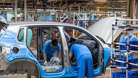 Mitarbeiter montieren im Werk der Volkswagen AG in Anting bei Shanghai einen VW Tiguan.