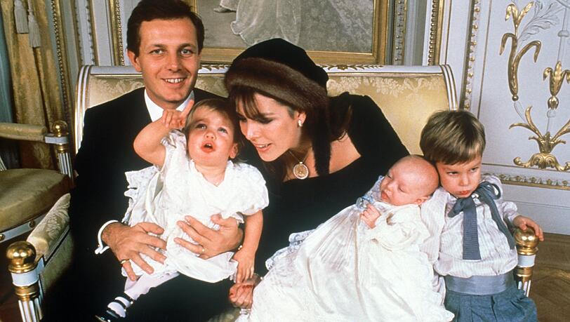 Prinzessin Caroline von Monaco mit ihrem damaligen Ehemann Stefano Casiraghi und den gemeinsamen Kindern (l-r) Charlotte Marie Pomeline, Pierre und Andrea Albert. Prinzessin Caroline von Monaco mit ihrem damaligen Ehemann Stefano Casiraghi und den gemeinsamen Kindern (l-r) Charlotte Marie Pomeline, Pierre und Andrea Albert.