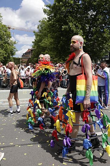 Fröhliche Teilnehmer bei der CSD-Parade in München.