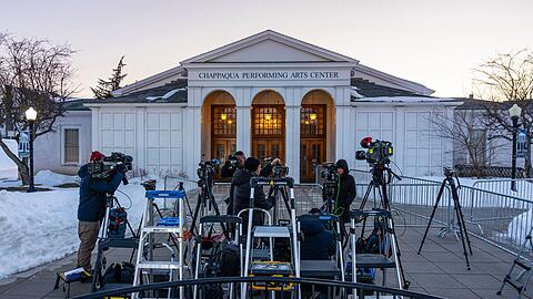 Die Clintons sagten hinter verschlossenen T&uuml;ren im Chappaqua Performing Arts Center zum Skandal um Sexualstraft&auml;ter Epstein aus.