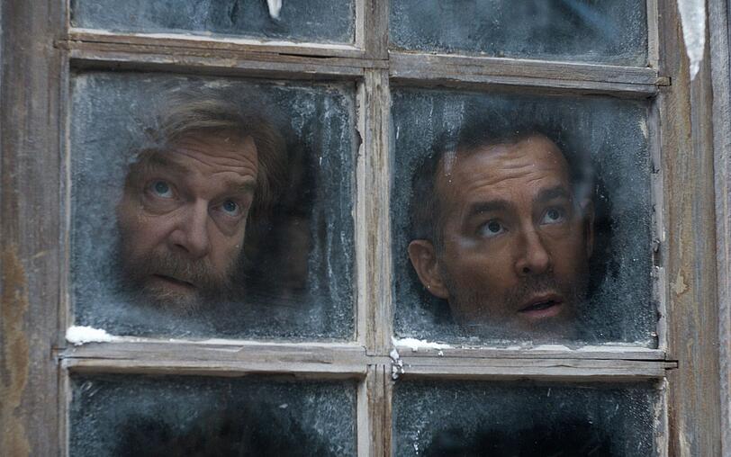 US-Marinepilot Leutnant Troy "Assassin" Kelly (Ryan Reynolds, rechts) strandet im Kalten Krieg während einer geheimen Mission in Russland. Als er auf KGB-Mann Nikolai Ustinov (Kenneth Branagh) trifft, glaubt er, sein letztes Stündchen habe geschlagen. Mit einer ungewöhnlichen Allianz mit Nikolai hat er aber nicht gerechnet ... US-Marinepilot Leutnant Troy "Assassin" Kelly (Ryan Reynolds, rechts) strandet im Kalten Krieg während einer geheimen Mission in Russland. Als er auf KGB-Mann Nikolai Ustinov (Kenneth Branagh) trifft, glaubt er, sein letztes Stündchen habe geschlagen. Mit einer ungewöhnlichen Allianz mit Nikolai hat er aber nicht gerechnet ...