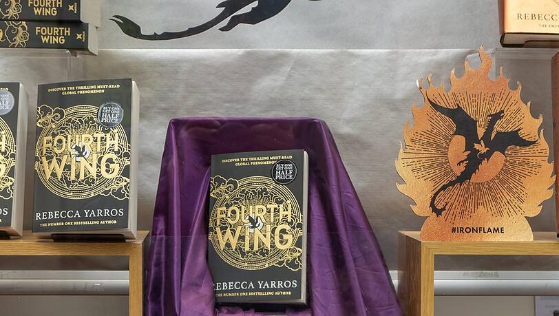 Das Buch "Fourth Wing" von Rebecca Yarros ist heiß begehrt. Das Buch "Fourth Wing" von Rebecca Yarros ist heiß begehrt.