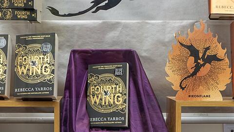 Das Buch "Fourth Wing" von Rebecca Yarros ist hei&szlig; begehrt.
