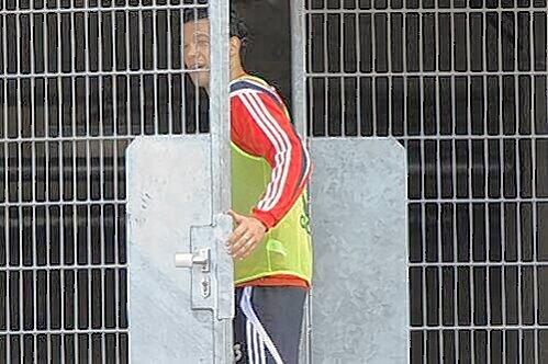 Die Tür ist noch nicht ganz zu: Michael Ballack, der Vor-WM-Kapitän, am Mittwoch auf dem Trainingsgelände in Leverkusen.