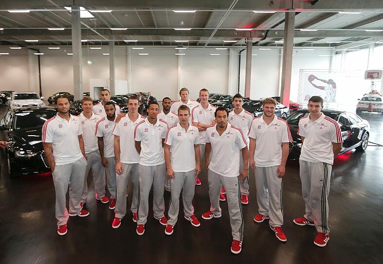 Am Montag erhielten die Spieler von Trainer Svetislav Pesic im Audi Gebrauchtwagen-Zentrum ihre neuen Dienstwagen.