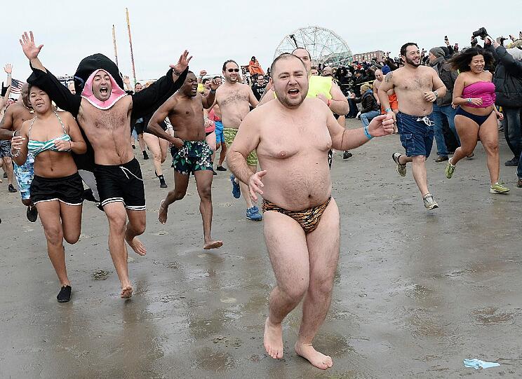 Auch in Brooklyn, New York (USA) wagten sich ins kalte Wasser. Organisiert wurde das alljährliche Event vom Coney Island Polar Bear Club, dem ältesten Winterbadeverein der USA. Von November bis April schwimmen die Mitglieder jeden Sonntag im Atlantik.