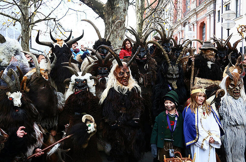 Traditioneller Münchner Krampuslauf durch die Fußgängerzone zum Marienplatz.