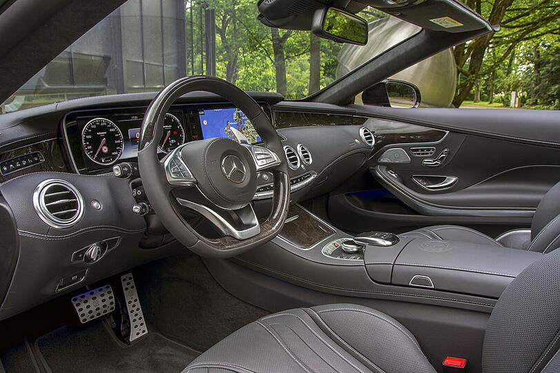 Auch das Interieur wird von Brabus ganz nach dem Wunsch des künftigen Besitzers mit Alu-, Holz- und Karbionteilen veredelt.