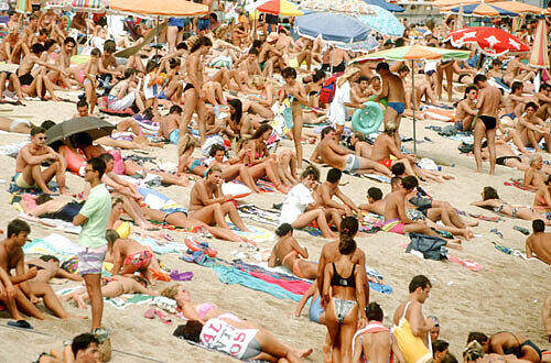 Wer es am Strand von Tossa de Mar zu wild treibt, wird künftig bestraft.