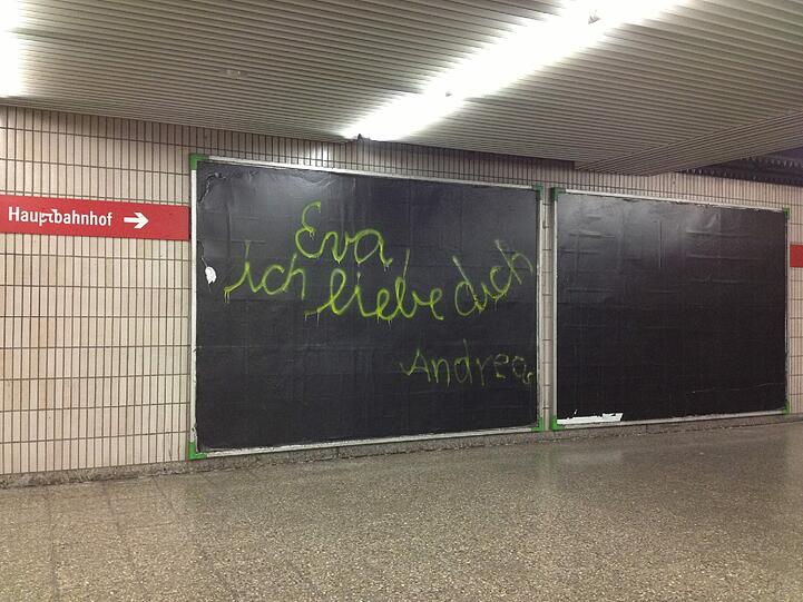 Ein romantischer Gruß im XXL-Format, gesehen am U-Bahnhof Kolumbusplatz.