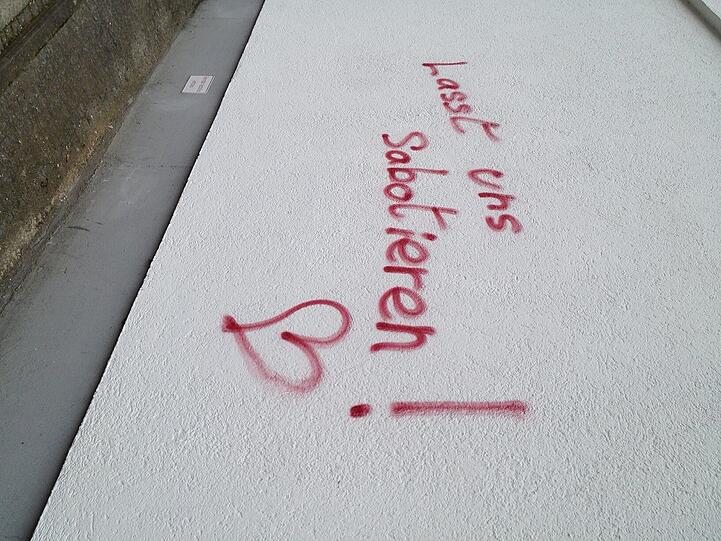 Ein anderers Haus in unmittelbarer Nachbarschaft wurde mit dem Satz beschmiert: "Lasst uns sabotieren!"