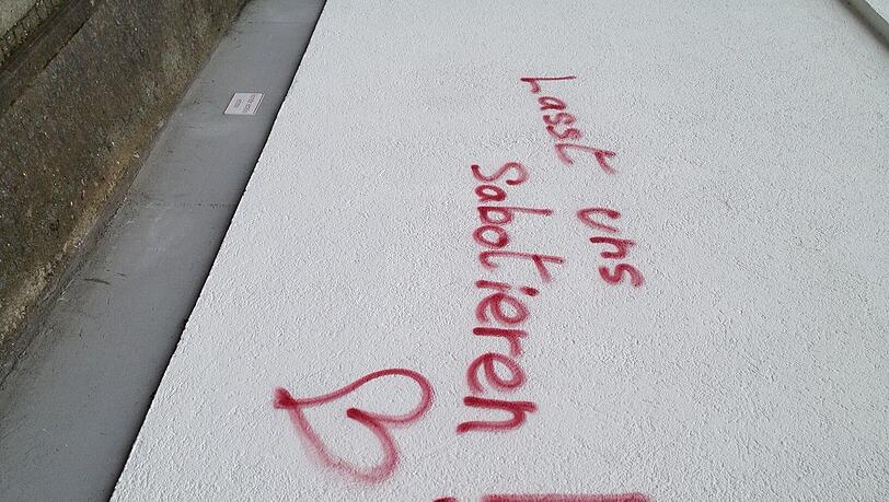 Ein anderers Haus in unmittelbarer Nachbarschaft wurde mit dem Satz beschmiert: "Lasst uns sabotieren!" Ein anderers Haus in unmittelbarer Nachbarschaft wurde mit dem Satz beschmiert: "Lasst uns sabotieren!"