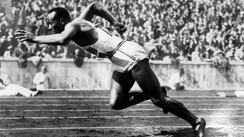 Jesse Owens beim Start zum 200-Meter-Lauf während der Olympischen Spiele 1936 in Berlin.