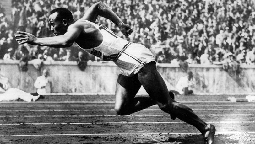 Jesse Owens beim Start zum 200-Meter-Lauf während der Olympischen Spiele 1936 in Berlin. Jesse Owens beim Start zum 200-Meter-Lauf während der Olympischen Spiele 1936 in Berlin.