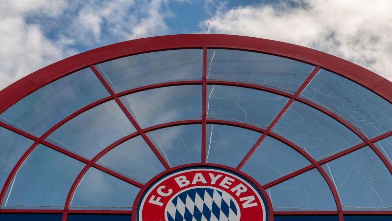 Das Logo des FC Bayern München über der Einfahrt zum Gelände des Fußball-Bundesligisten. Foto: Peter Kneffel/dpa/Archivbild Das Logo des FC Bayern München über der Einfahrt zum Gelände des Fußball-Bundesligisten. Foto: Peter Kneffel/dpa/Archivbild