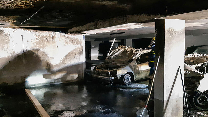 Mit Atem-Masken und Schutzmontur wurden kurz nach dem gelöschten Brand die Fahrzeuge zurückversetzt, um Deckenstützen einzubauen.