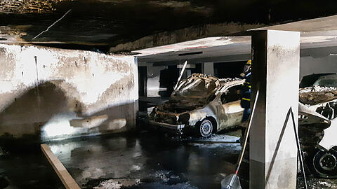 Mit Atem-Masken und Schutzmontur wurden kurz nach dem gelöschten Brand die Fahrzeuge zurückversetzt, um Deckenstützen einzubauen.