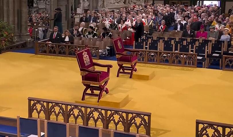 Noch sind die Ehrenplätze von König Charles und Ehefrau Camilla in der Westminster Abbey leer.