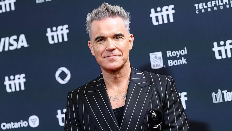 Robbie Williams appelliert eindringlich an die Medien und Internet-Nutzer, mit mehr Mitgefühl und Rücksicht zu agieren.