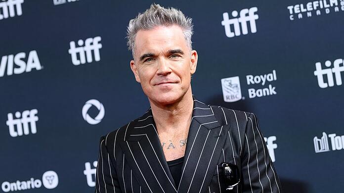 Robbie Williams appelliert eindringlich an die Medien und Internet-Nutzer, mit mehr Mitgefühl und Rücksicht zu agieren.