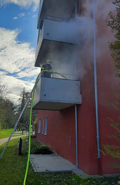 Glücklicherweise befand sich niemand mehr im Gebäude. Die Bewohnerin der vom Brand betroffenen Wohnung war ebenfalls schon im Freien.