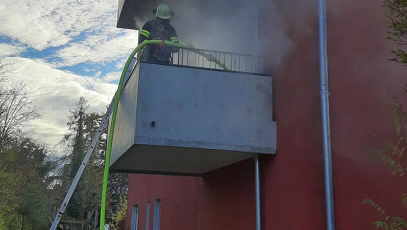 Glücklicherweise befand sich niemand mehr im Gebäude. Die Bewohnerin der vom Brand betroffenen Wohnung war ebenfalls schon im Freien. Glücklicherweise befand sich niemand mehr im Gebäude. Die Bewohnerin der vom Brand betroffenen Wohnung war ebenfalls schon im Freien.