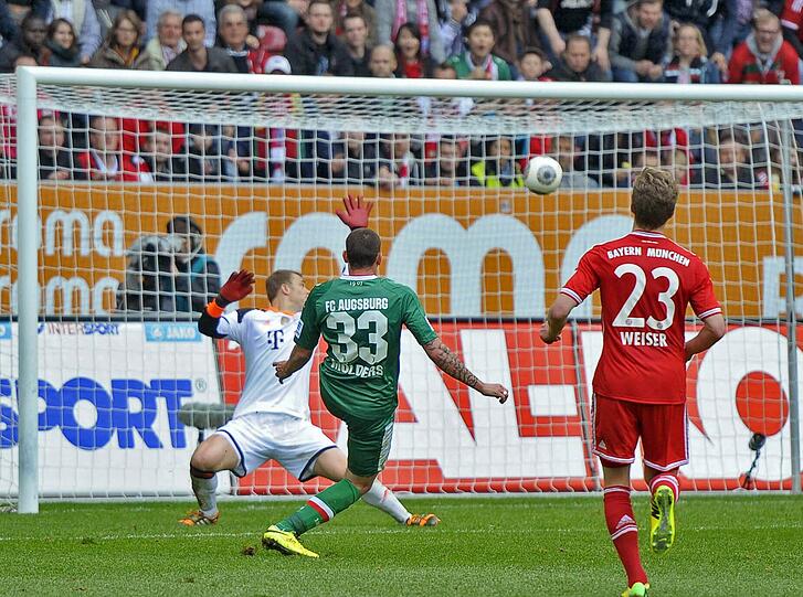 Und da war die Kugel drin: Sascha Mölders vollstreckt mit links an Manuel Neuer vorbei zum 1:0 für Augsburg. Bayerns Teenager Mitchell Weiser kommt zu spät.