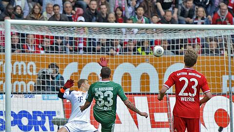 Und da war die Kugel drin: Sascha Mölders vollstreckt mit links an Manuel Neuer vorbei zum 1:0 für Augsburg. Bayerns Teenager Mitchell Weiser kommt zu spät.