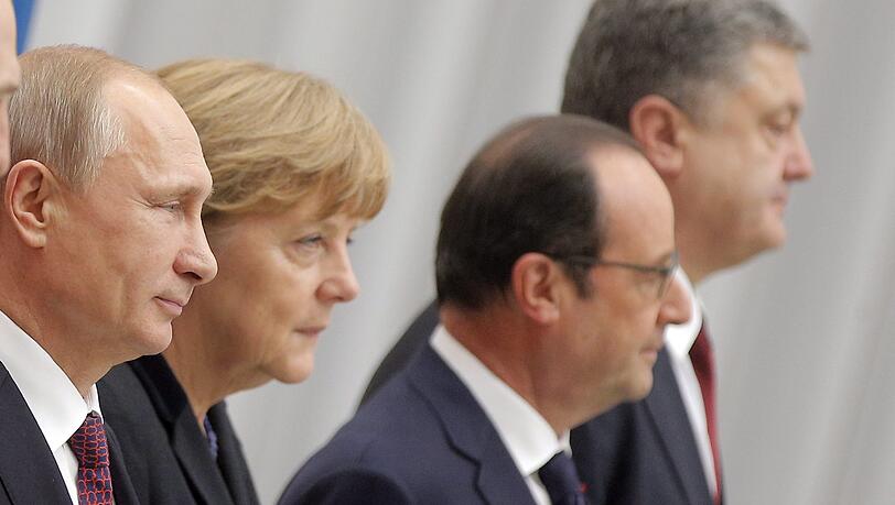 Der ukrainische Präsident Petro Poroschenko (r.) mit Francois Hollande, Angela Merkel und Wladimir Putin (l.). Der ukrainische Präsident Petro Poroschenko (r.) mit Francois Hollande, Angela Merkel und Wladimir Putin (l.).
