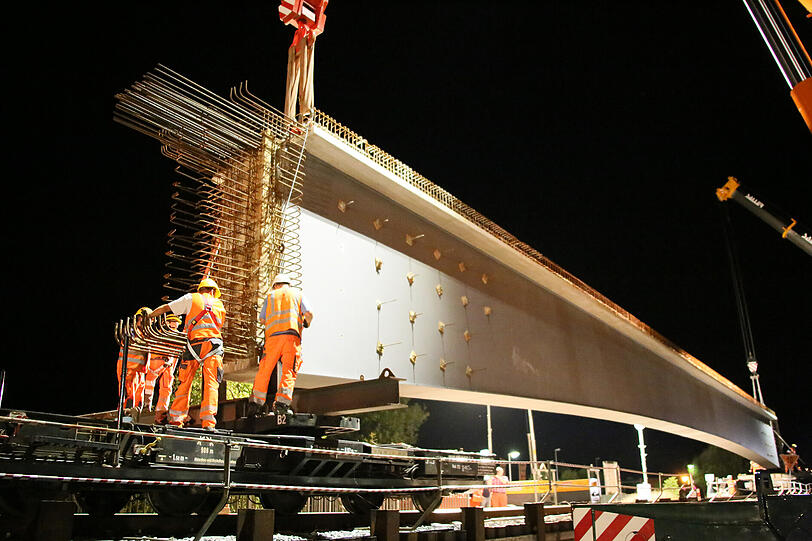 142 Tonnen schwer und 50 Meter lang - so wurde ein Brückenteil in Mühldorf am Inn eingesetzt.