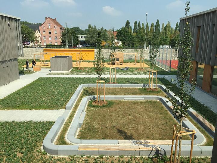 Zur Lernhauskonzept der Grundschule in Riem gehört freilich auch ein großes Freigelände &ndash; mit Brunnen, Sandplatz, Spielgeräten und Kletterwand.