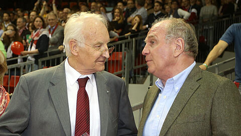 Edmund Stoiber kennt Uli Heoenß lange - beide sind seit Jahrzehnten beim FC Bayern München.