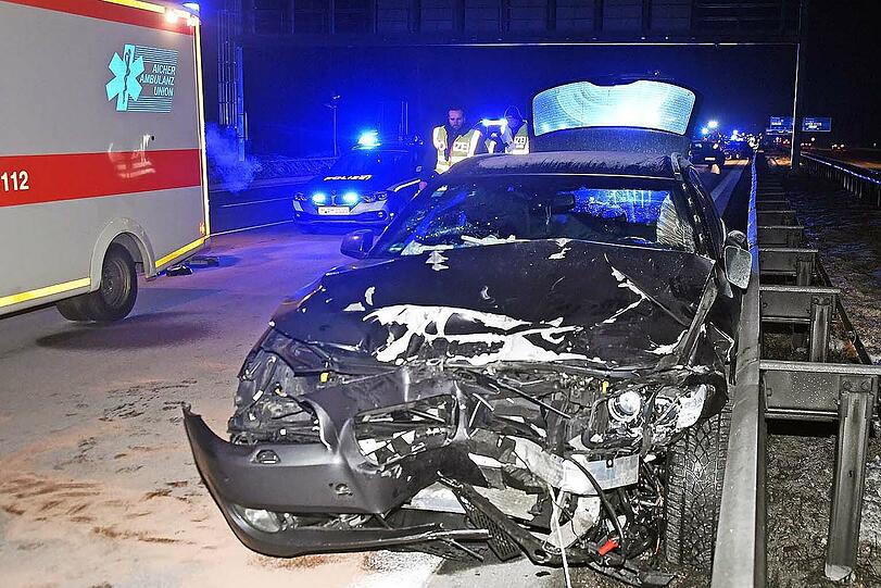 Auf der A8 bei Brunnthal kam es in der Nacht auf Samstag zu einem heftigen Unfall.