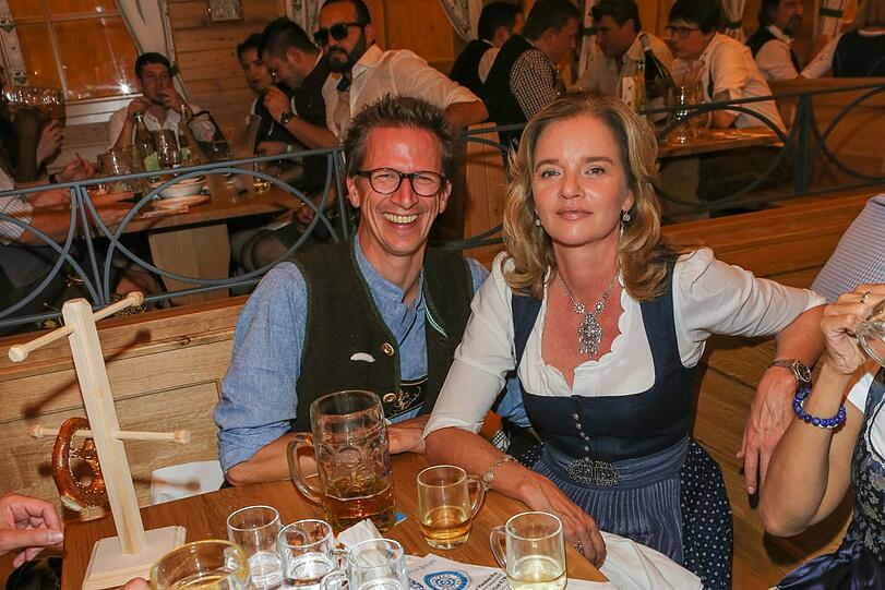 Gute Laune bei Manuel Prinz von Bayern und Caro von Saurma im Schützenzelt.