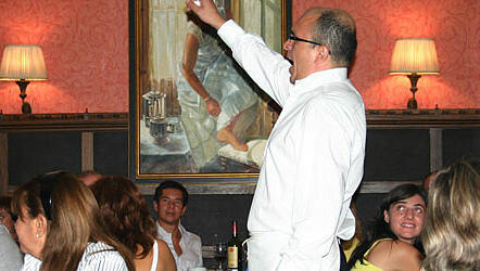 Singender Ober im Restaurant La Favorita, Foto: K.T. Raab Singender Ober im Restaurant La Favorita, Foto: K.T. Raab