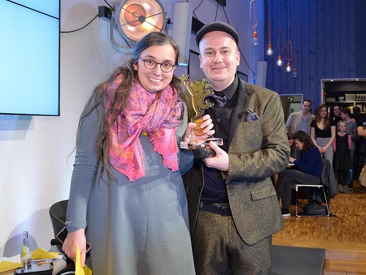 Den Goldenen Blogger als Bloggerin des Jahres 2018 erhielt Marie Sophie Hingst für ihr Blog "Read on my dear" von Award-Mitgründer Daniel Fiene.