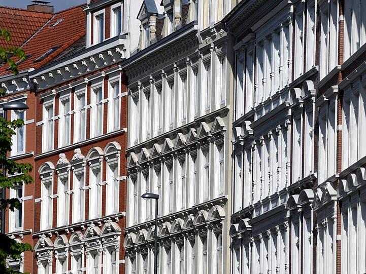 Die Immobilienbranche macht weiter gute Geschäfte sowohl mit Wohnungen als auch mit gewerblichen Gebäuden wie Büros und Lagerhäusern.