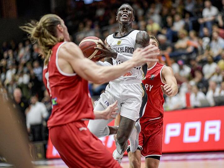 NBA-Star Dennis Schröder (M.) ist der Anführer im DBB-Team.