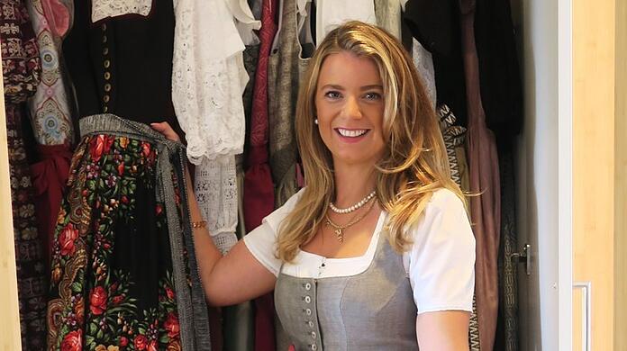 Festwirtin Franziska Kohlpaintner von der Bräurosl ist für alle 16 Wiesntage gerüstet. In ihrem privaten Dirndlschrank hat sie sich 16 Kombinationen zurecht gehängt.