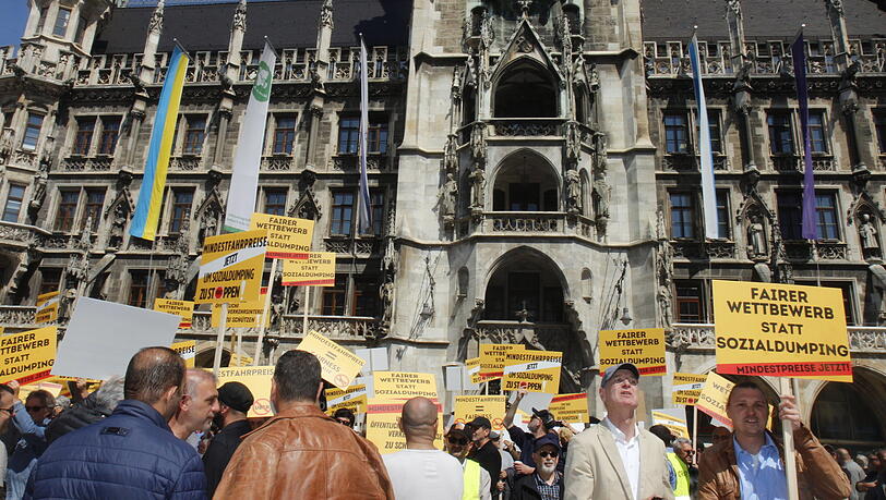 Mindestpreis-Debatte in München: Taxifahrer und Fahrdienstanbieter demonstrieren am Marienplatz