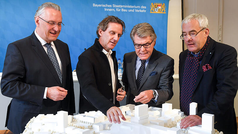 Der bayerische Innenminister Joachim Herrmann (CSU, von links), der Architekt Anton Nachbaur-Sturm, der stellvertretende Vorsitzende der Stiftung "Neues Konzerthaus M&uuml;nchen", Hans Robert R&ouml;thel und der damalige bayerische Kultusminister Ludwig Spaenle unterhalten sich 2017 &uuml;ber das Sieger-Modell des Architekturb&uuml;ros Cukrowicz Nachbaur Architekten.