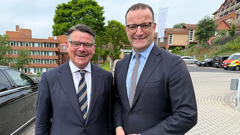 Hessens Ministerpr&auml;sident Rhein (CDU, l.) und Unionfraktionschef Spahn stellen sich auf dem Landesparteitag der hessischen CDU hinter Kanzler Merz.