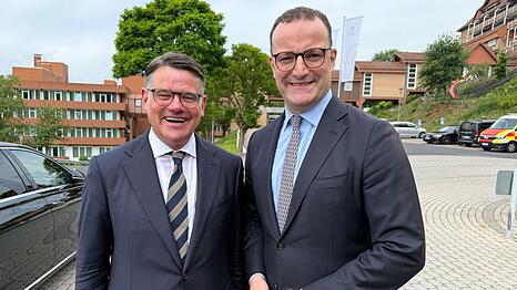 Hessens Ministerpr&auml;sident Rhein (CDU, l.) und Unionfraktionschef Spahn stellen sich auf dem Landesparteitag der hessischen CDU hinter Kanzler Merz.