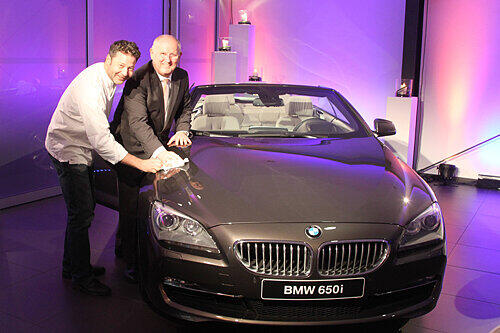 Nürnbergs BMW-Chef Franz Inzko (re.) und Küchenmeister Tommy Schäfer polieren das 650er-Cabrio für die Premieren-Party.