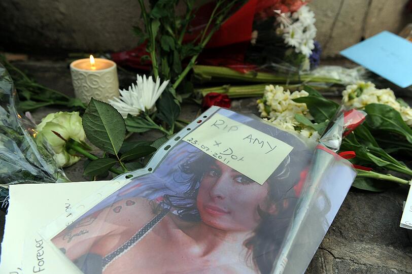 Trauer um Amy Winehouse. Die britische Soul-Sängerin wurde am Samstag in ihrer Londoner Wohnung tot aufgefunden. Sie wurde nur 27 Jahre alt.