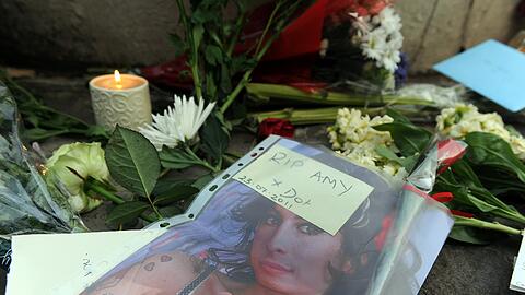 Trauer um Amy Winehouse. Die britische Soul-Sängerin wurde am Samstag in ihrer Londoner Wohnung tot aufgefunden. Sie wurde nur 27 Jahre alt.