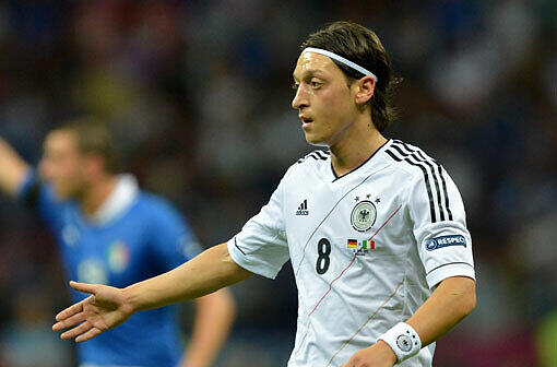 MESUT ÖZIL: Note 5. Als Jogi-Überraschung zunächst auf Rechtsaußen, zog dann immer mehr in die Mitte. Kaum Bindung zum Spiel, versuchte es, tauchte aber zu sehr ab.