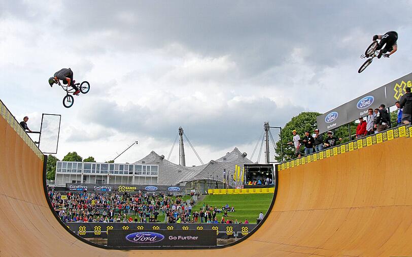 BMX-Stars beim Park Final mit Waghalsigen Sprüngen im umgebauten Eisstadion. Die erwartete Zuschauermenge blieb leider bei den X-Games wegen des Wetters oft aus.