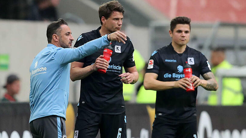 SEBASTIAN BOENISCH (Mitte) - NOTE: 3.Nicht fehlerlos, aber meist aufmerksam. Lange seine auffälligste Szene: eine Taktik-Diskussion mit Pereira an der Seitenlinie.